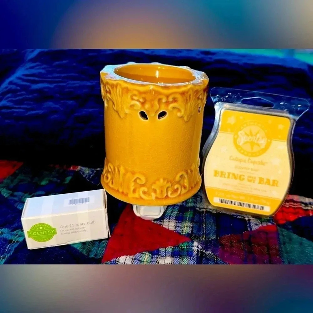 Scentsy Bundle Plug In Fragrance Wax Warmer, 1 Bulb NWT, 1 Wax Bar